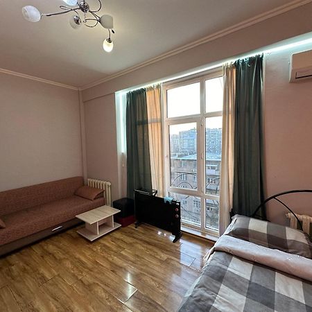 1-Room Apart. 21 On Usenbaeva 52 Near Eurasia Shopping Center Bisjkek Buitenkant foto