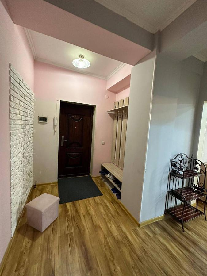 1-Room Apart. 21 On Usenbaeva 52 Near Eurasia Shopping Center Bisjkek Buitenkant foto